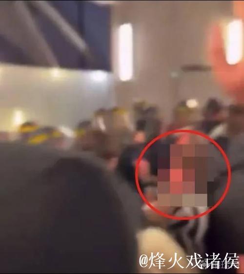 马赛vs纽卡比赛期间球迷厕所内行为出格 马赛vs纽卡比赛期间球迷厕所内行为出格